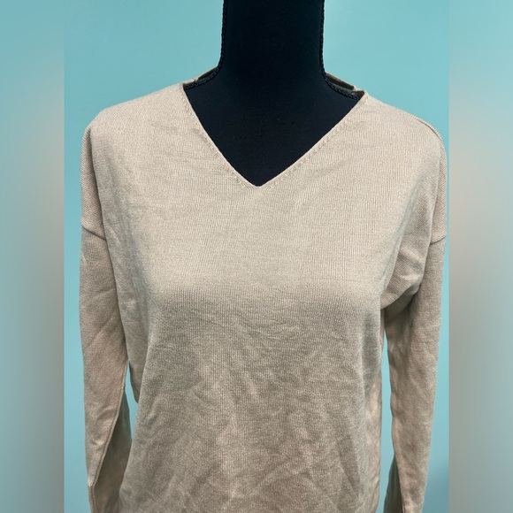 Cck style  v-neck sweater in light khaki size 38/S. - Picture 2 of 5